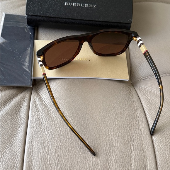 Burberry women Brown Sunglasses with Black Accents. Authentic. New